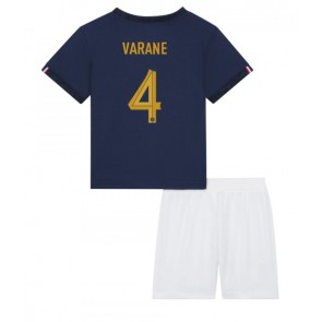 Maillot de foot France Raphael Varane #4 Domicile enfant Monde 2022 Manches Courte (+ pantalon court)